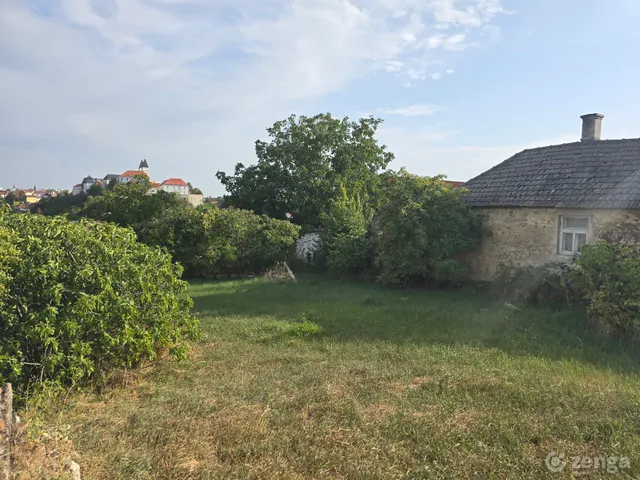 Eladó telek Veszprém, Dózsaváros 900 nm