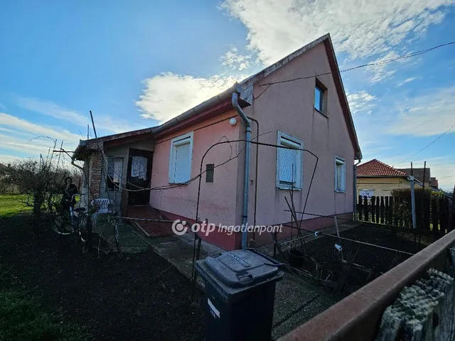 Eladó ház Tiszaföldvár 76 nm