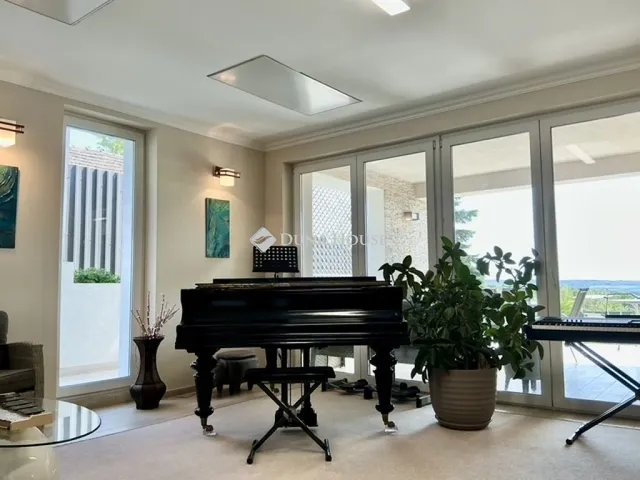 Eladó ház Szada 300 nm