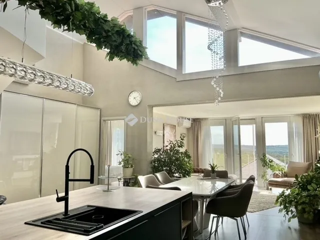 Eladó ház Szada 300 nm