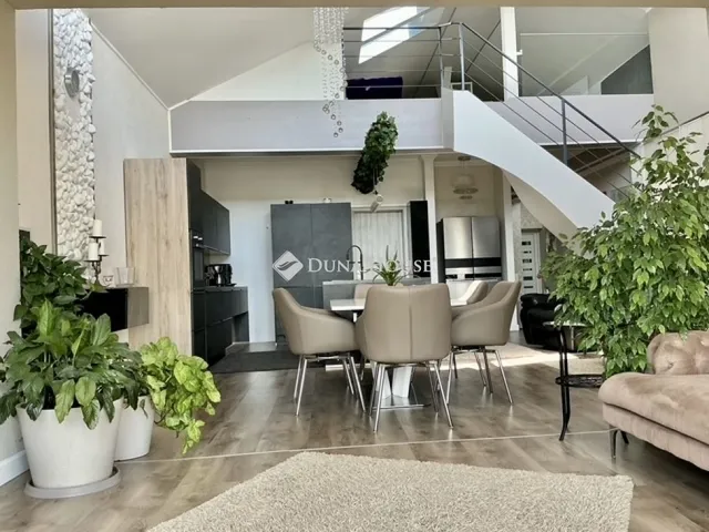 Eladó ház Szada 300 nm