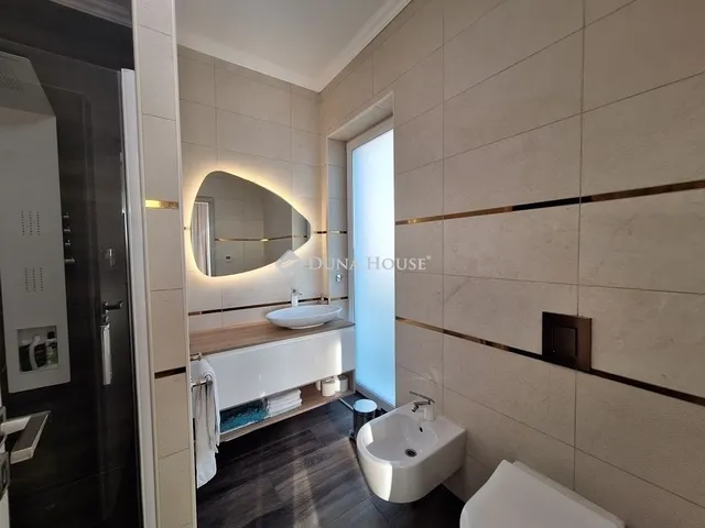 Eladó ház Szada 300 nm