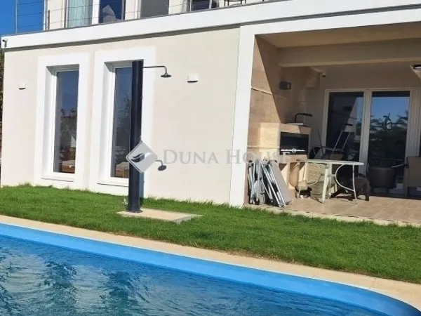 Eladó ház Szada 300 nm