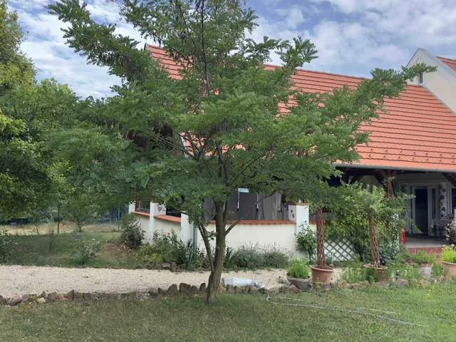 Eladó kereskedelmi és ipari ingatlan Köveskál 210 nm