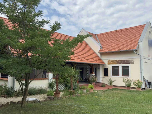 Eladó kereskedelmi és ipari ingatlan Köveskál 210 nm