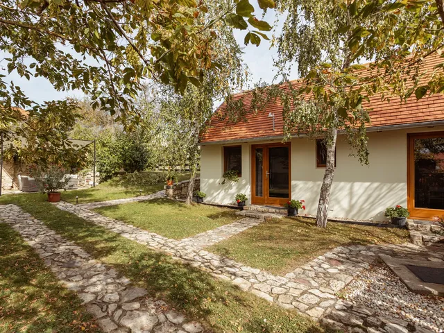 Eladó kereskedelmi és ipari ingatlan Köveskál 255 nm