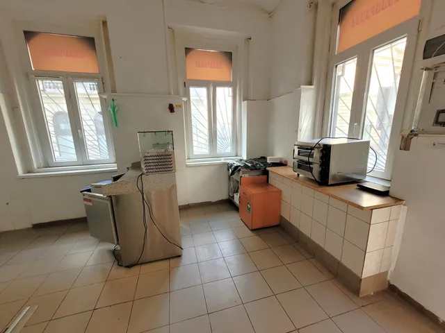 Kiadó kereskedelmi és ipari ingatlan Budapest VI. kerület, Nagykörúton kívüli terület 24 nm