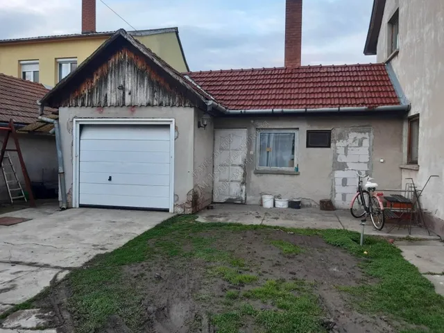Kiadó garázs Szentes 18 nm