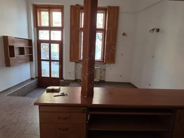 Eladó kereskedelmi és ipari ingatlan Hódmezővásárhely, Belváros 48 nm