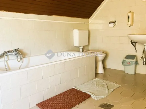 Eladó ház Balatoncsicsó 300 nm