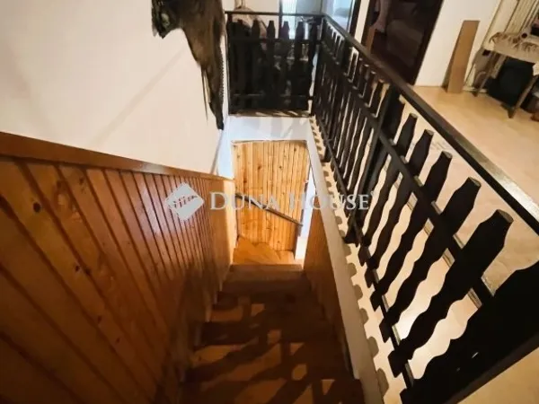 Eladó ház Balatoncsicsó 300 nm