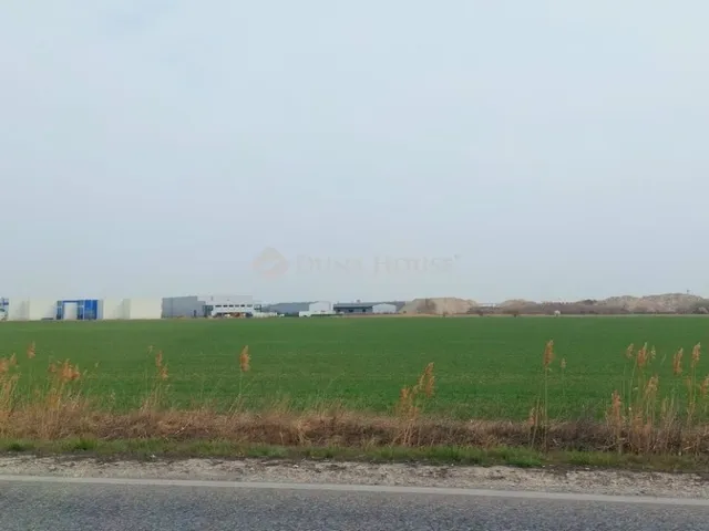 Eladó kereskedelmi és ipari ingatlan Szigetszentmiklós 98554 nm