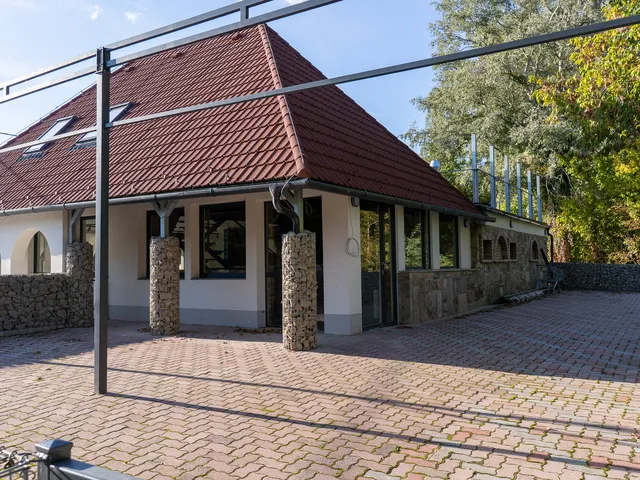 Eladó kereskedelmi és ipari ingatlan Tahitótfalu 240 nm