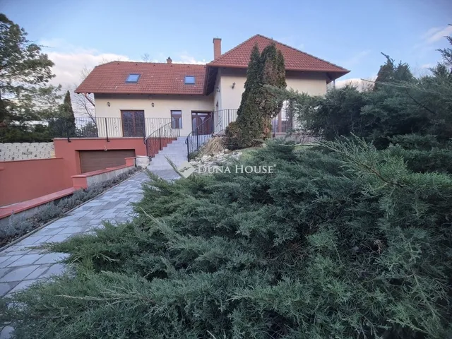 Eladó ház Üröm 236 nm