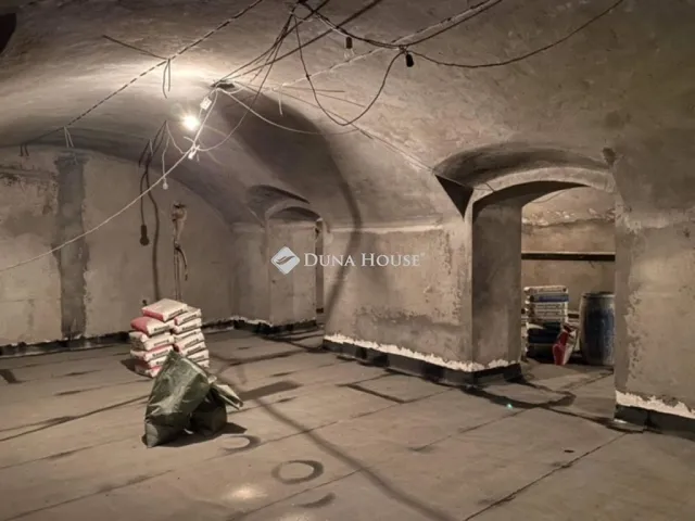 Eladó kereskedelmi és ipari ingatlan Budapest IX. kerület 300 nm