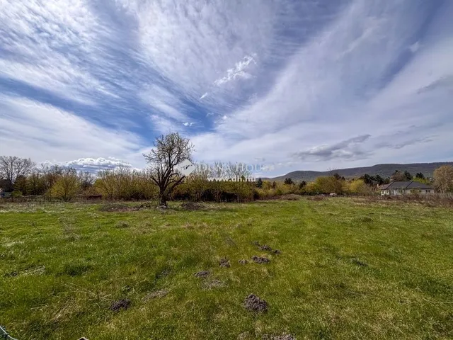 Eladó telek Tahitótfalu 732 nm