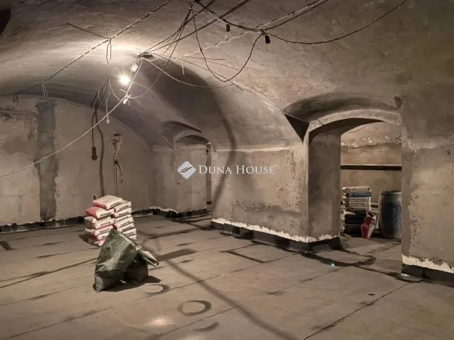 Eladó kereskedelmi és ipari ingatlan Budapest IX. kerület 300 nm