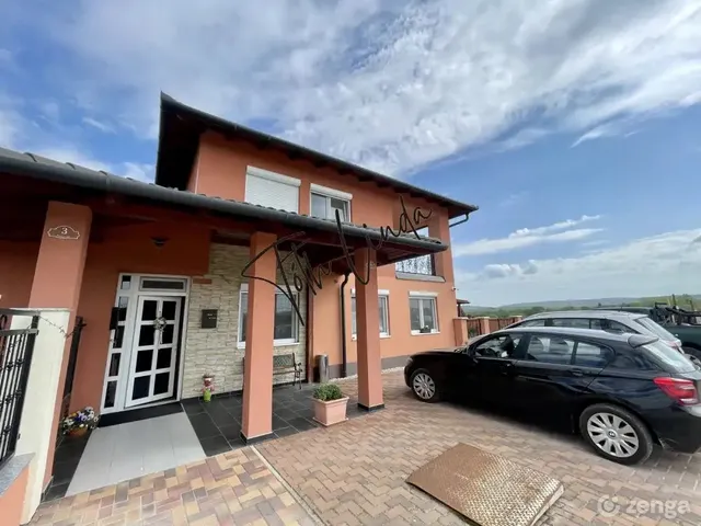 Eladó ház Oroszlány, Borbálatelep 263 nm