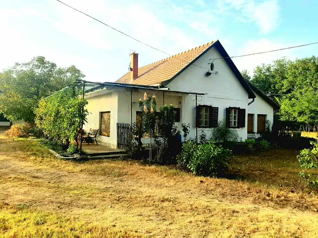 Eladó mezőgazdasági ingatlan Felsőlajos 210 nm