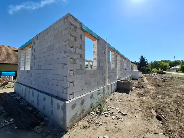 Eladó ház Mende, Pusztaszentistván, Dobó István utca 100 nm