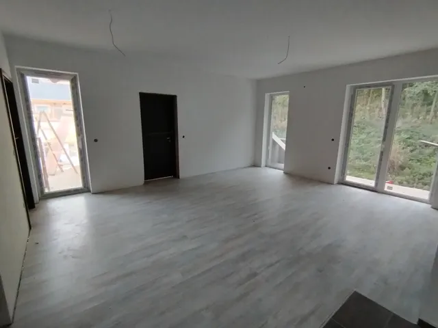 Eladó lakás Mende, Hársfa utca 94 nm