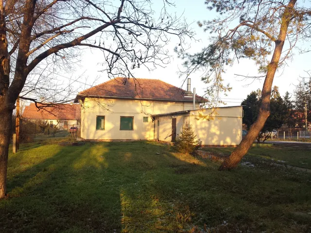 Eladó kereskedelmi és ipari ingatlan Martonvásár 2428 nm