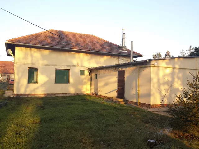 Eladó kereskedelmi és ipari ingatlan Martonvásár 2428 nm