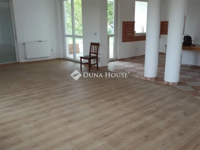 Kiadó ház Herceghalom 140 nm