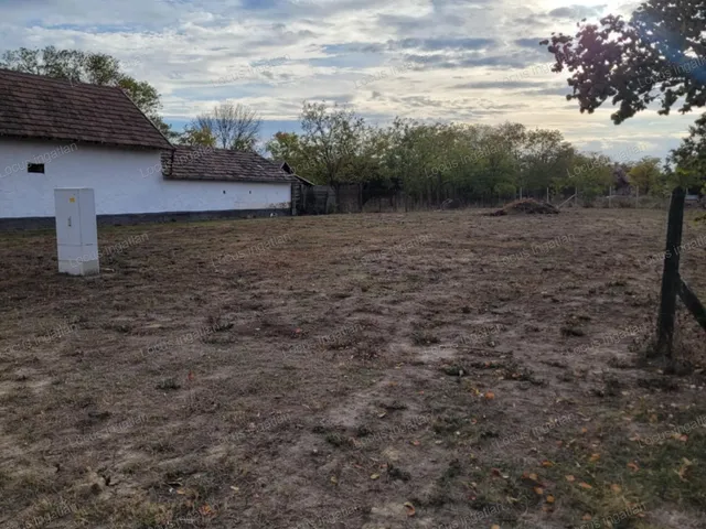 Eladó telek Törökszentmiklós 1100 nm