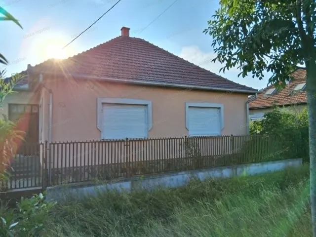 Eladó ház Újszász 90 nm