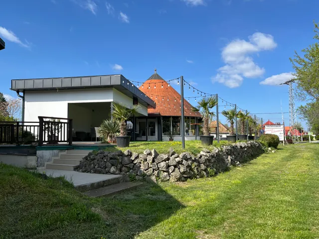 Eladó kereskedelmi és ipari ingatlan Vonyarcvashegy, Kossuth Lajos utca 2. 351 nm