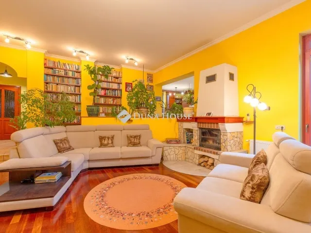 Eladó ház Csomád 285 nm