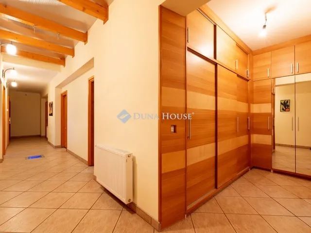 Eladó ház Csomád 285 nm