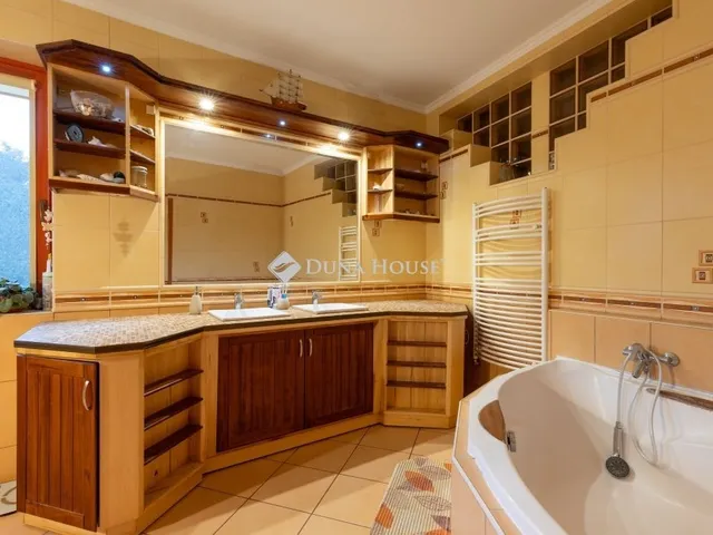 Eladó ház Csomád 285 nm