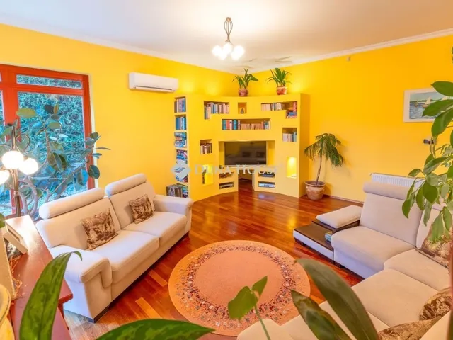 Eladó ház Csomád 285 nm