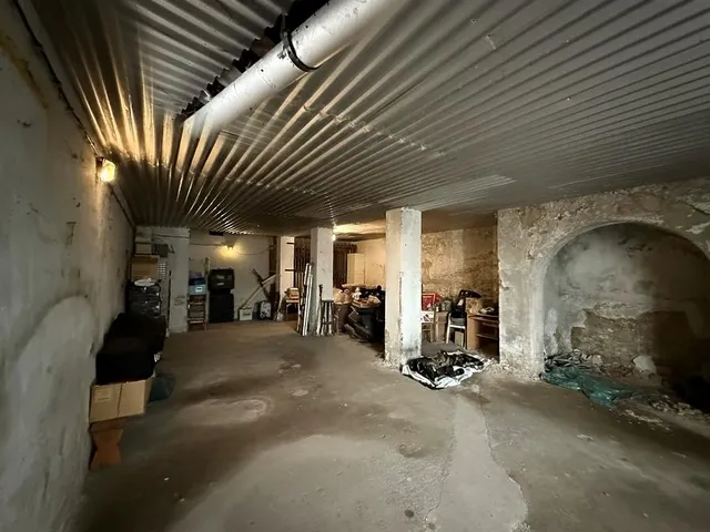 Eladó garázs Budapest II. kerület, Országút 79 nm