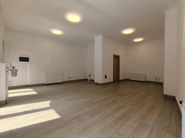 Kiadó kereskedelmi és ipari ingatlan Budapest II. kerület, Országút 50 nm