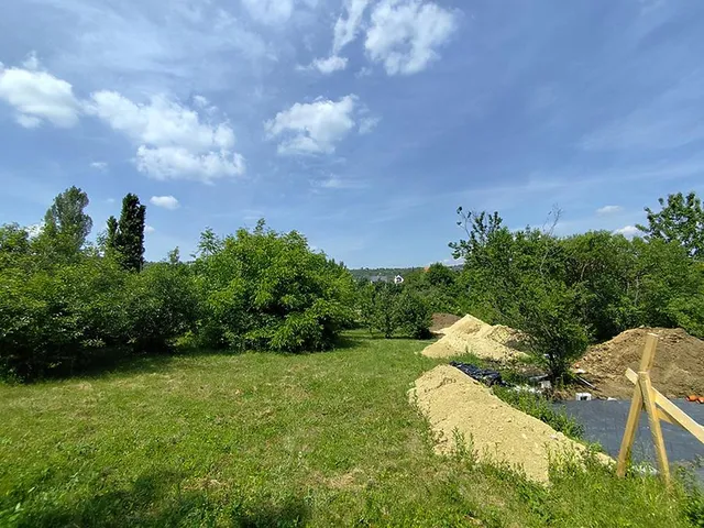 Eladó telek Budapest III. kerület, Békásmegyer 1368 nm