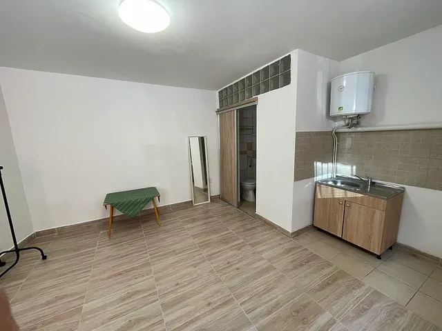 Kiadó kereskedelmi és ipari ingatlan Budapest VIII. kerület, Corvin negyed 19 nm
