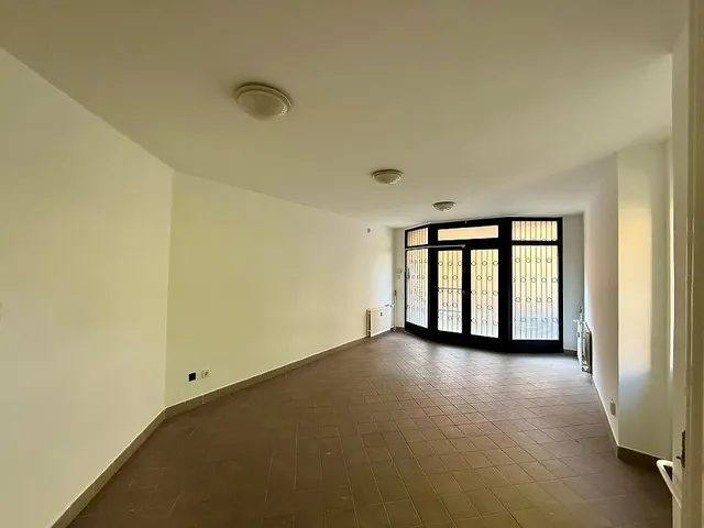 Kiadó kereskedelmi és ipari ingatlan Budapest II. kerület, Országút, Ezredes utca 94 nm