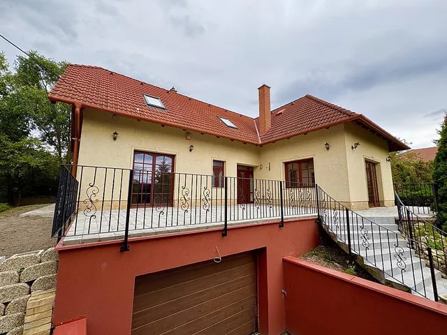 Eladó ház Üröm 236 nm