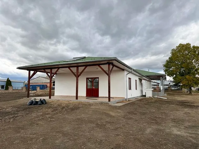 Eladó kereskedelmi és ipari ingatlan Vác 291 nm