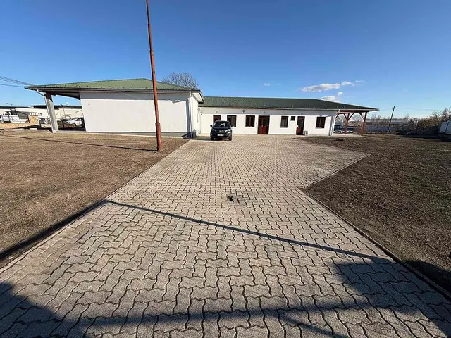 Eladó kereskedelmi és ipari ingatlan Vác 291 nm