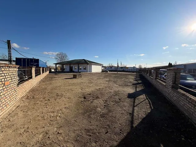 Eladó kereskedelmi és ipari ingatlan Vác 291 nm