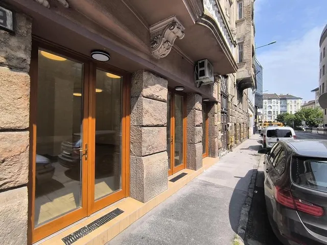 Eladó kereskedelmi és ipari ingatlan Budapest II. kerület, Országút 50 nm