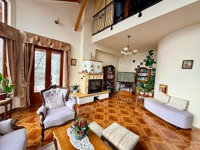 Eladó ház Vác 280 nm