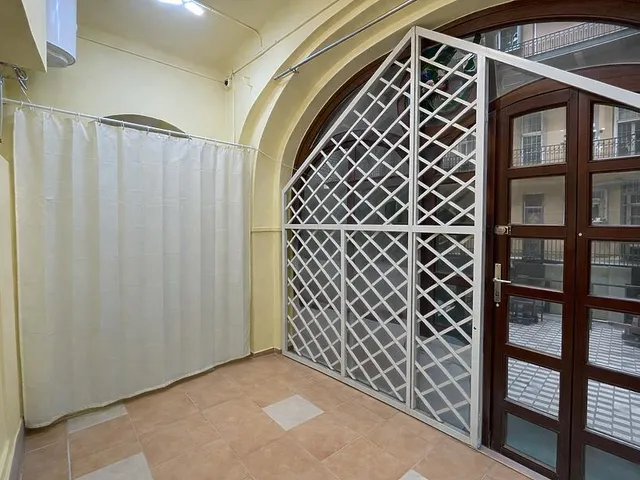 Kiadó kereskedelmi és ipari ingatlan Budapest VI. kerület 8 nm