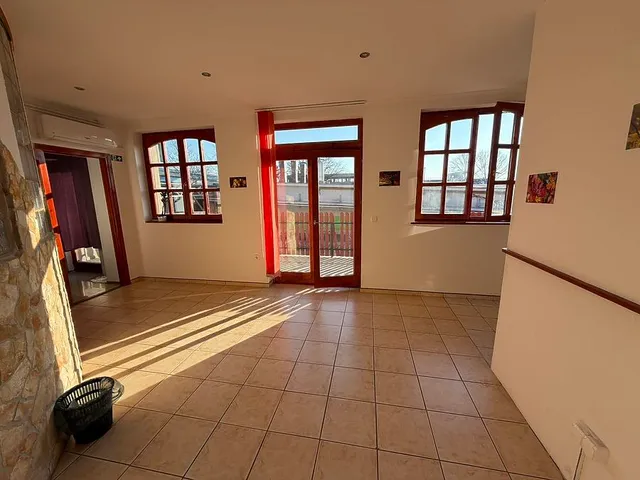 Kiadó kereskedelmi és ipari ingatlan Dunakeszi 150 nm