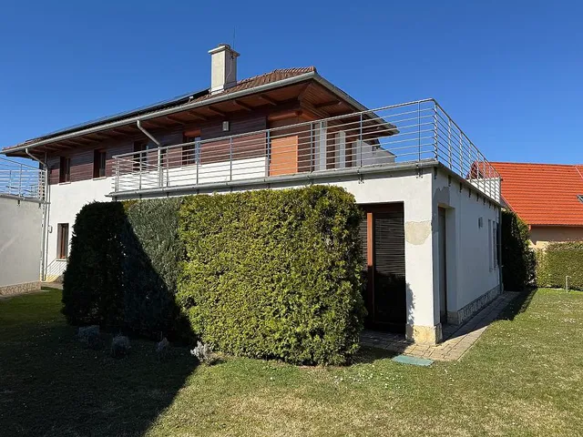 Eladó ház Üröm 334 nm