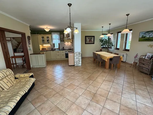 Eladó ház Üröm 334 nm